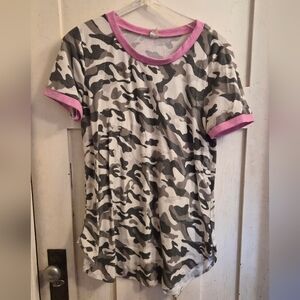 EUC Filly Flair Gray Camo Tee with Pink Trim – Size XL